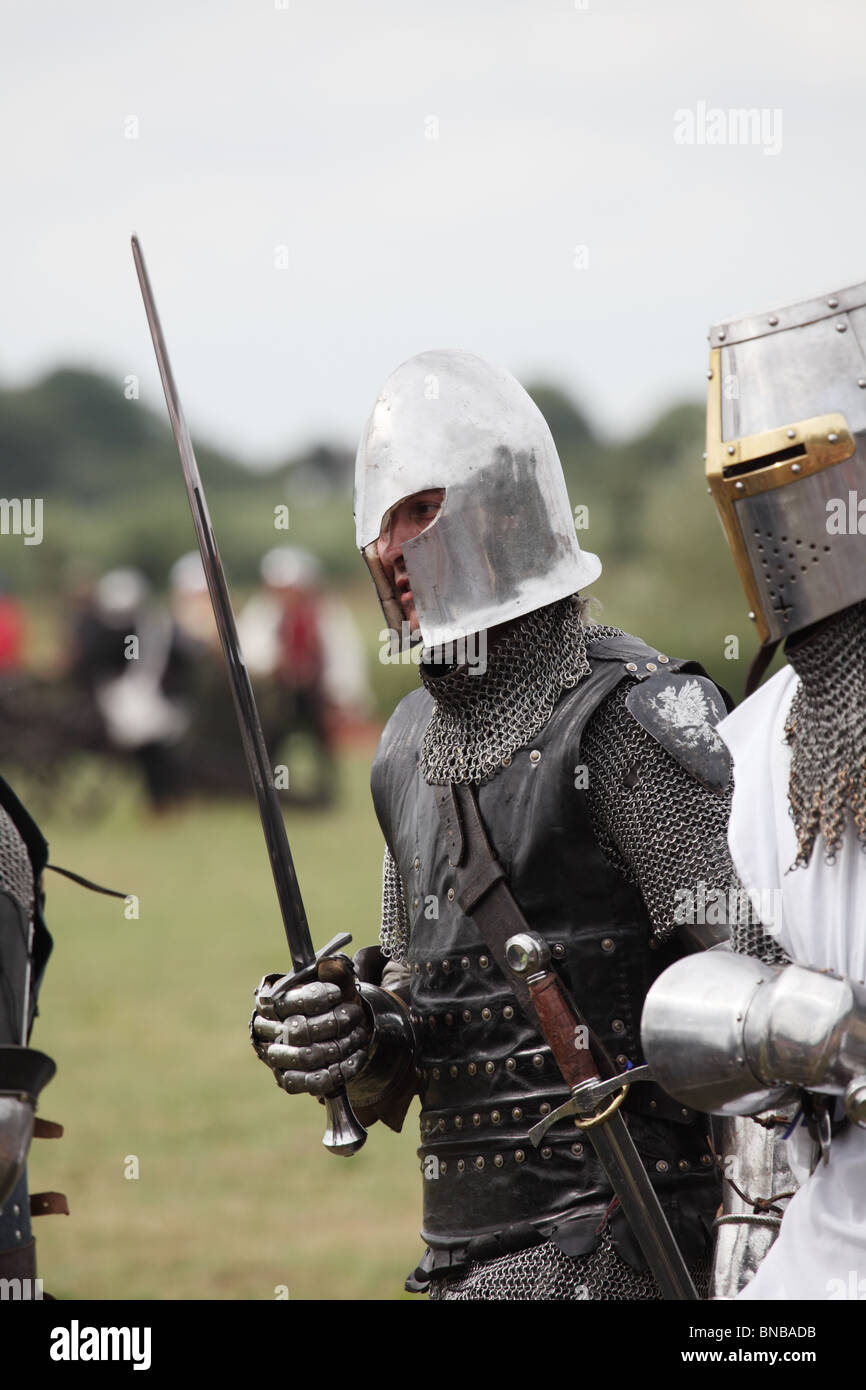 Al hombre vestido de armas medievales y armaduras Chain Mail, Batalla de Tewkesbury Re-promulgación, 2010 Foto de stock