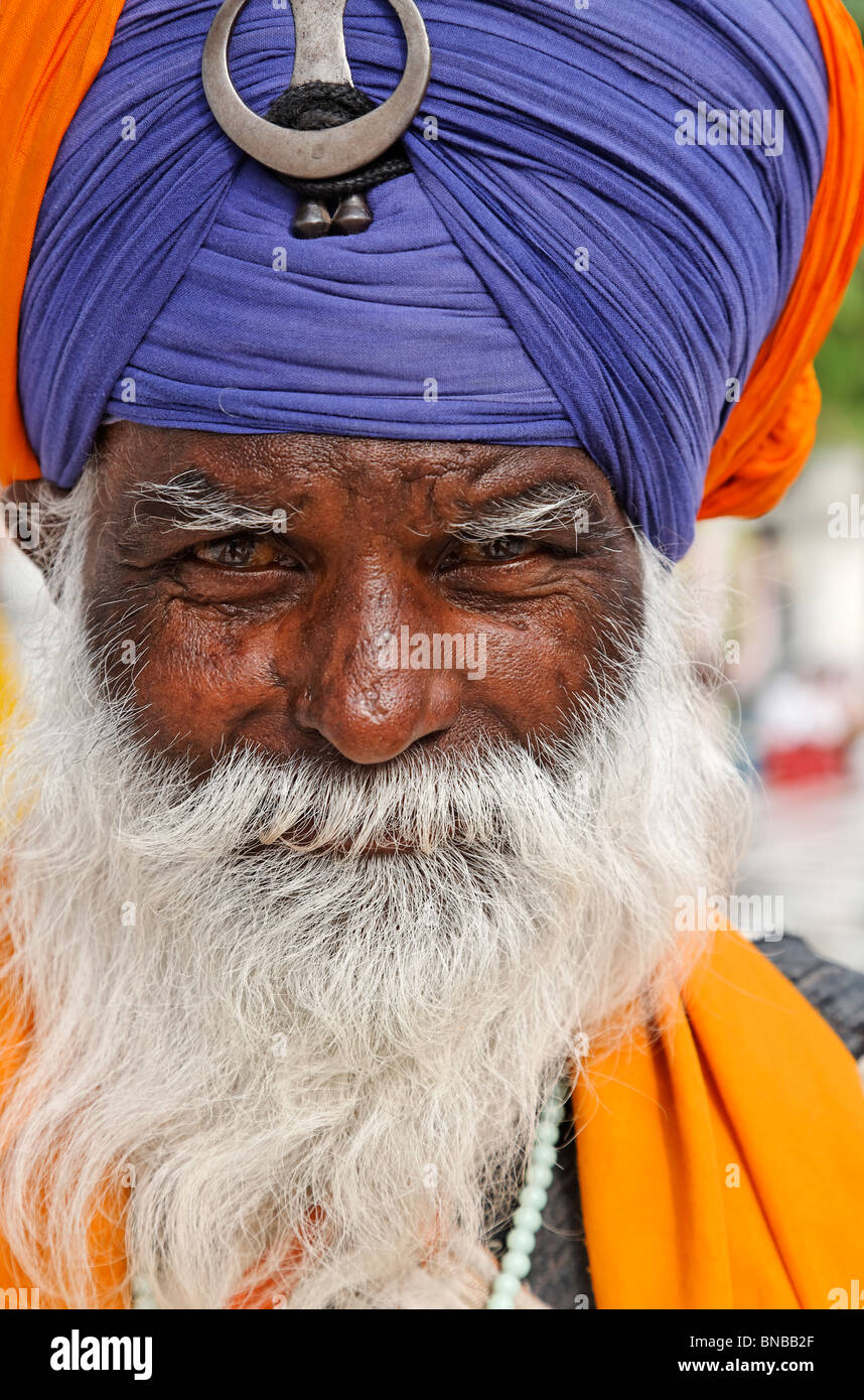 Hombre Sikh en el Templo de Oro de Amritsar, Punjab, India Foto de stock