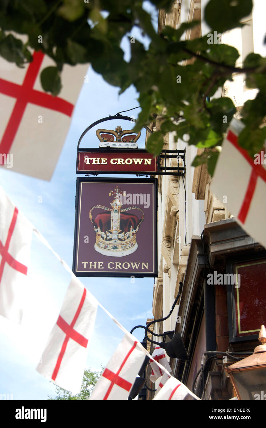 Banderas colgando fuera de pub inglés en Covent Garden, Londres, Inglaterra Foto de stock