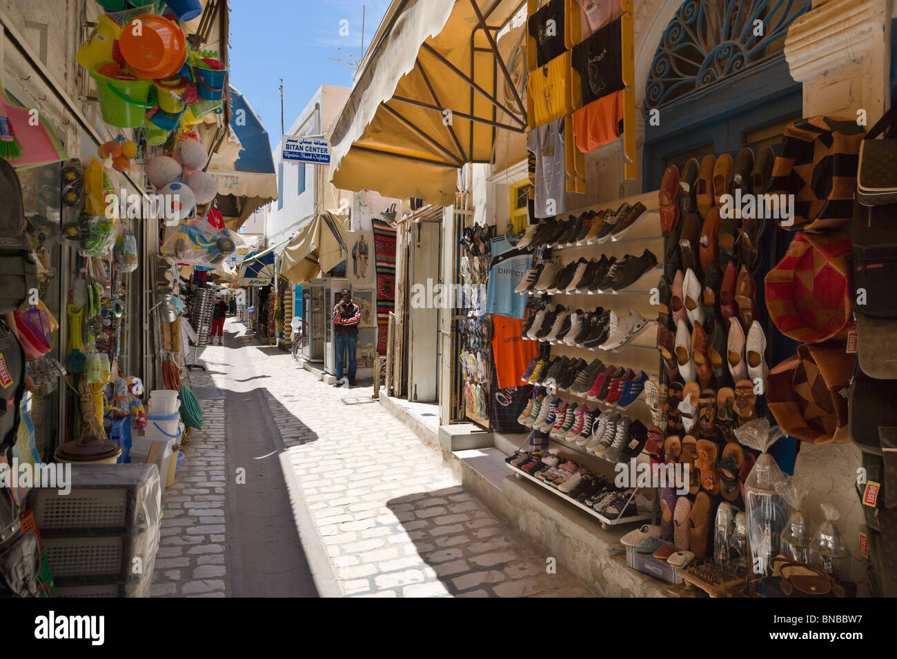 Tiendas en el centro de Houmt Souk (la capital de la isla) en Djerba, Túnez Foto de stock