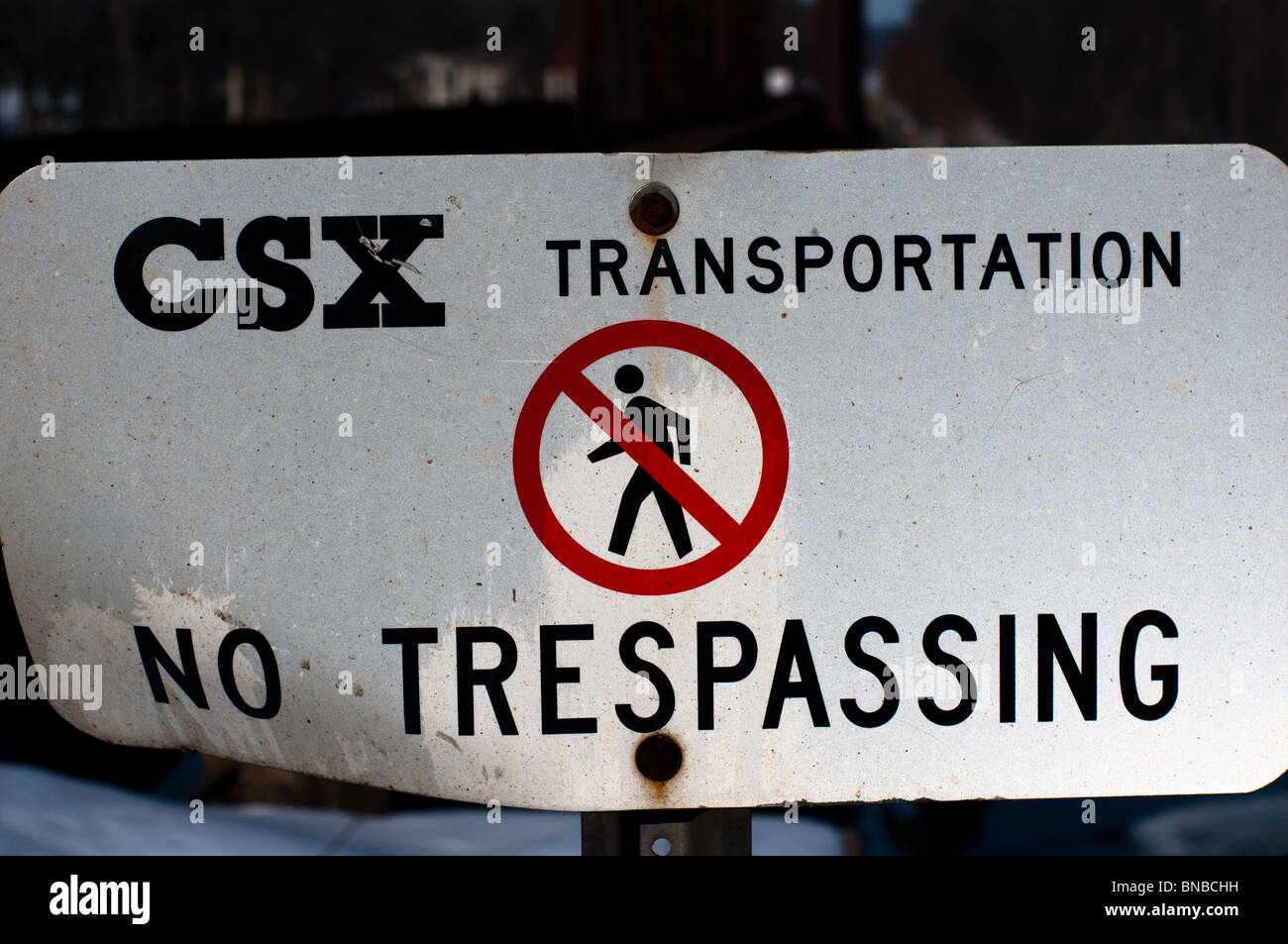 Un signo de advertencia de transporte ferroviario CSX pueblo de invadir las pistas Foto de stock