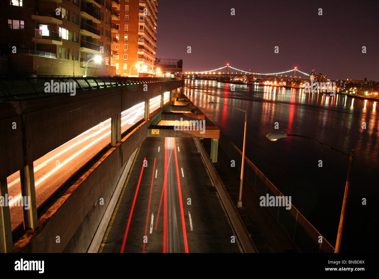 El tráfico urbano en la noche sobre el FDR Drive en la Ciudad de Nueva York Foto de stock