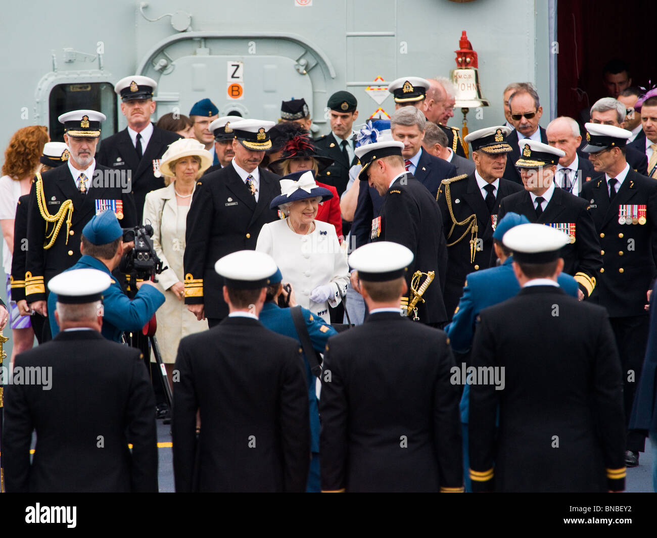 La reina Isabel II y el Príncipe Felipe son acogidos en la cubierta del HMCS ST. JOHN'S por altos funcionarios navales y el Primer Ministro. Foto de stock