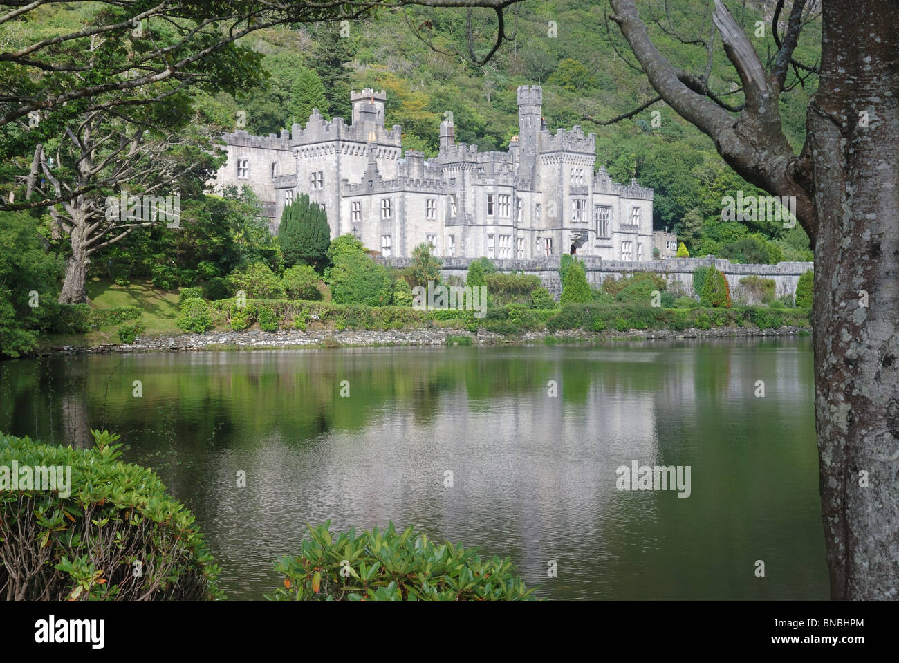 La abadía de Kylemore reflejos en el lago con la hermosa naturaleza que rodea Foto de stock