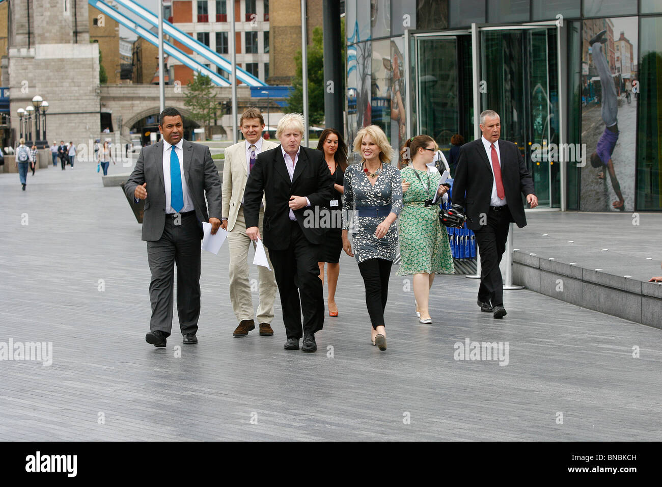 Alcalde de Londres, Boris Johnson, caminando con la actriz Joanna Lumley OBE fuera del Ayuntamiento Foto de stock