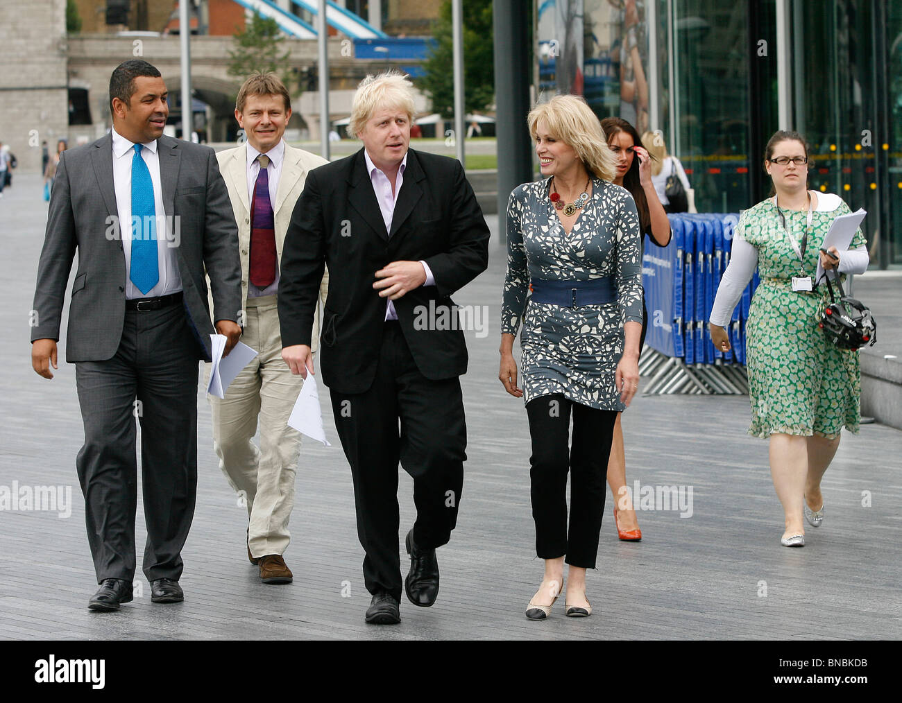 Alcalde de Londres, Boris Johnson, caminando con la actriz Joanna Lumley OBE fuera del Ayuntamiento Foto de stock