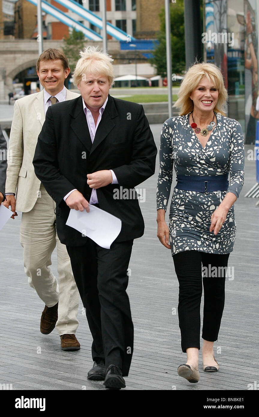 Alcalde de Londres, Boris Johnson, caminando con la actriz Joanna Lumley OBE fuera del Ayuntamiento Foto de stock