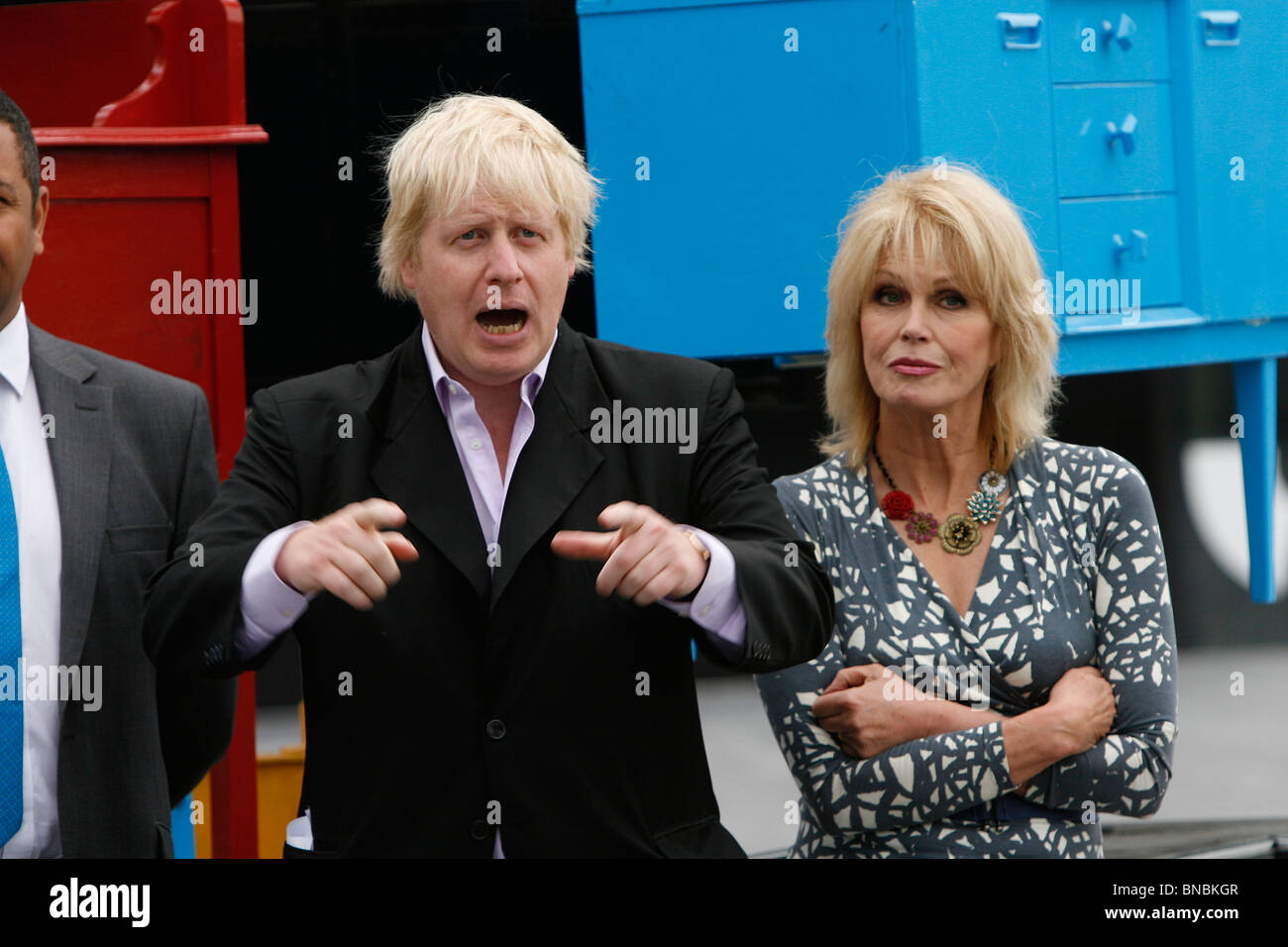 Alcalde de Londres, Boris Johnson, con la actriz Joanna Lumley OBE fuera del Ayuntamiento Foto de stock