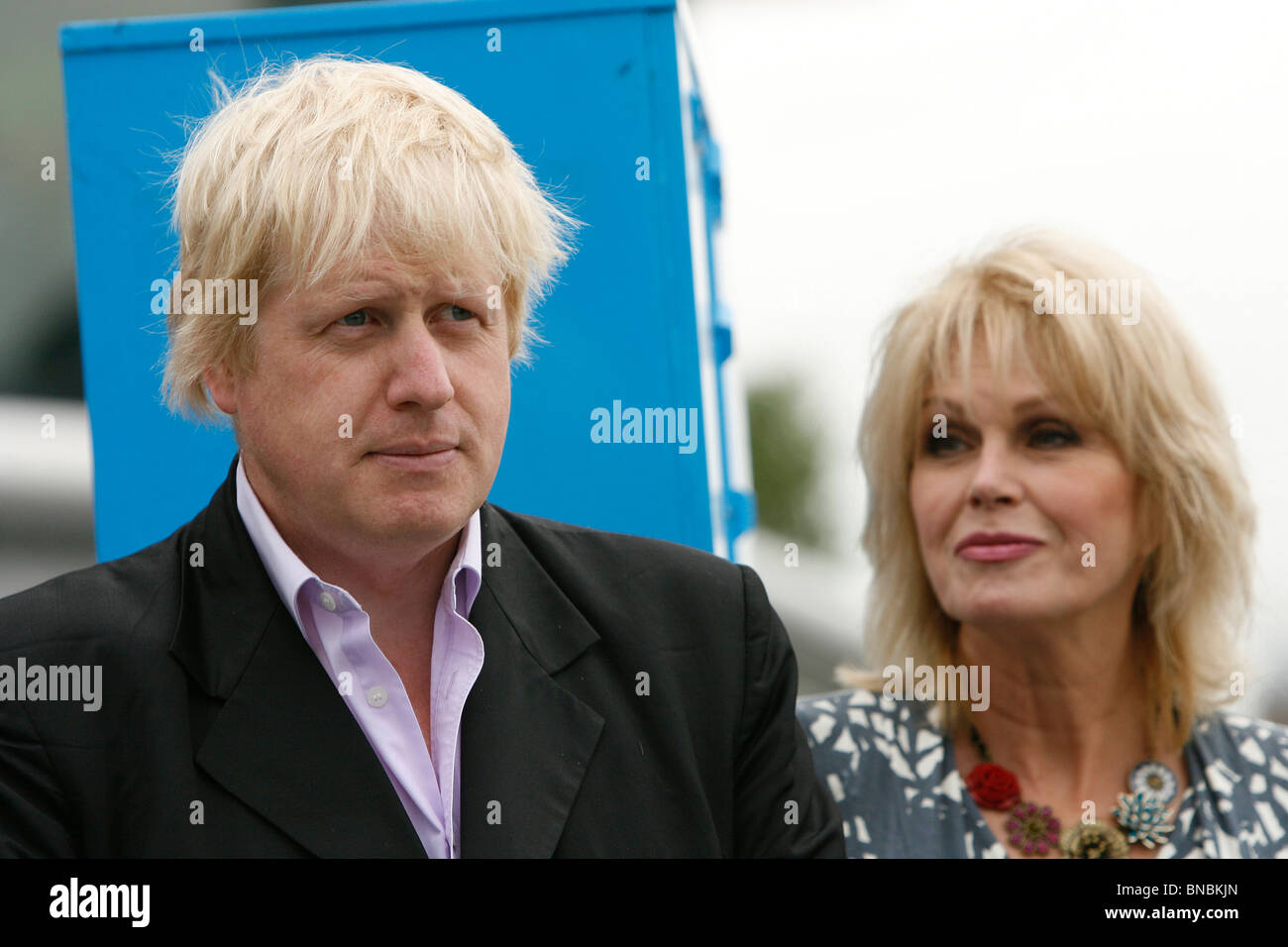 Alcalde de Londres, Boris Johnson, con la actriz Joanna Lumley OBE fuera del Ayuntamiento Foto de stock