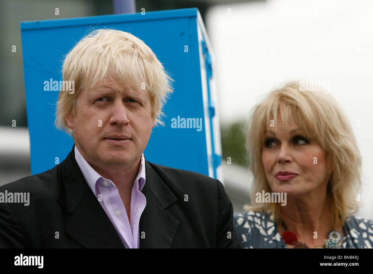 Alcalde de Londres, Boris Johnson, con la actriz Joanna Lumley OBE fuera del Ayuntamiento Foto de stock