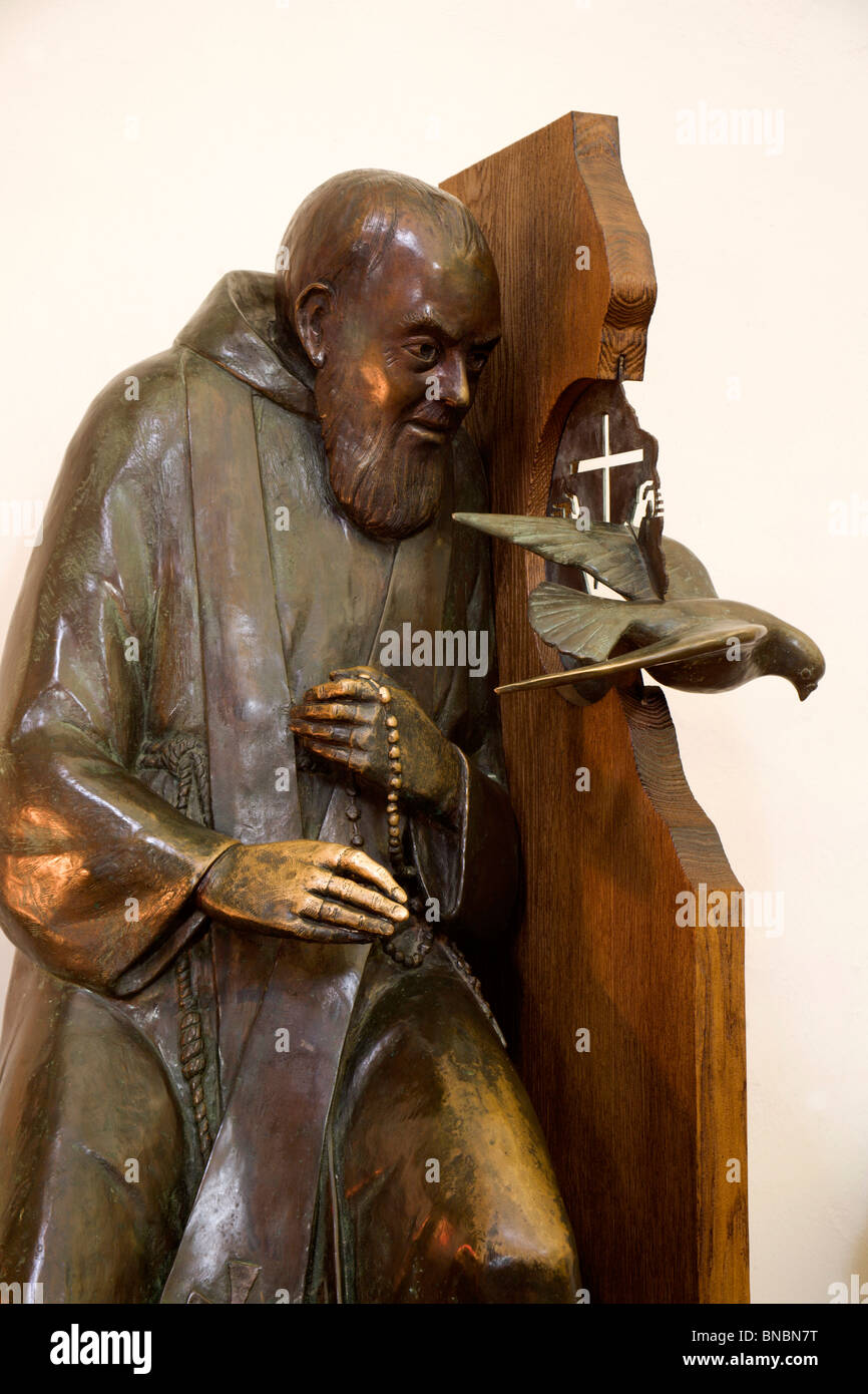 Estatua del padre pio fotografías e imágenes de alta resolución - Alamy