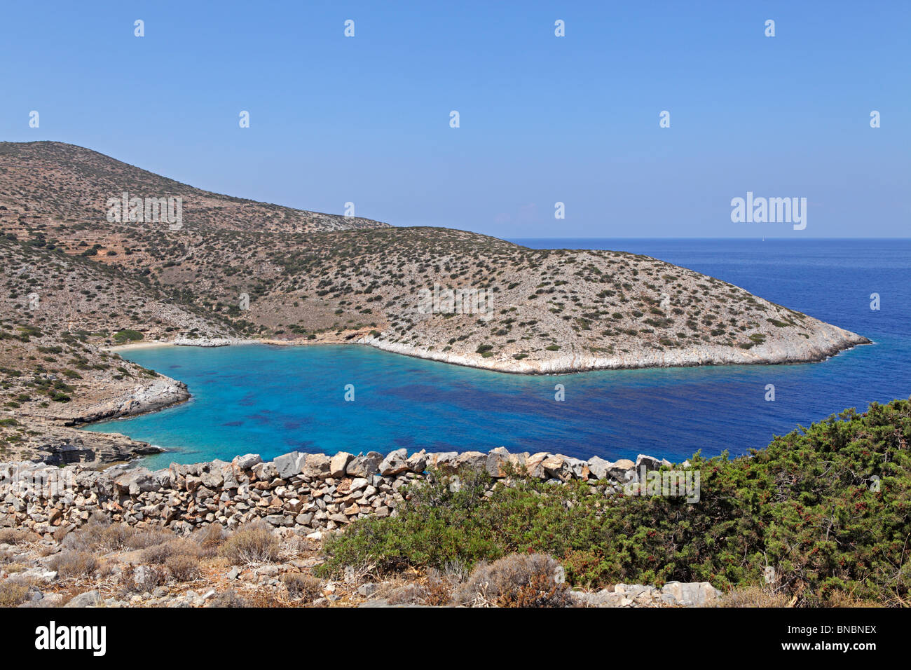 Bahía idílica en la costa oeste de la isla de Iraklia, Cyclades, islas del Egeo, Grecia Foto de stock