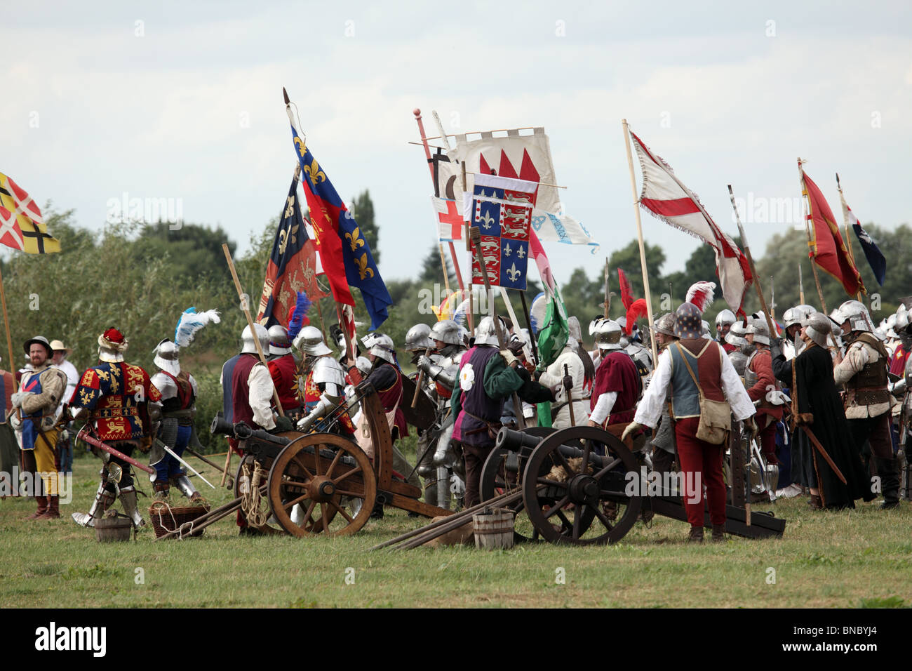 Batalla de Tewkesbury Re-promulgación, 2010; está preparando la artillería Yorkist Foto de stock