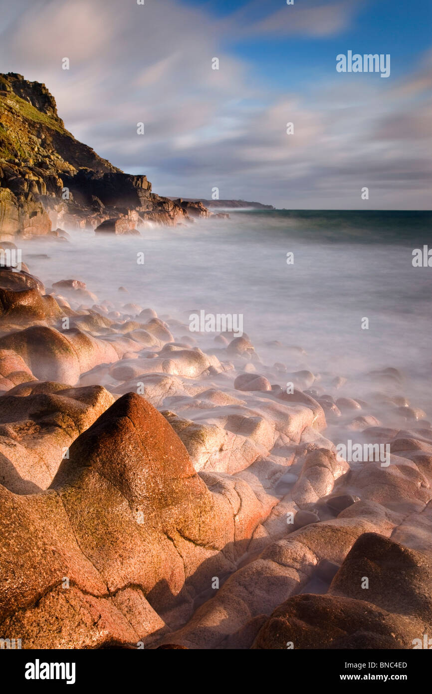 Porth Nanven; las olas en la orilla rocosa; Cornwall Foto de stock