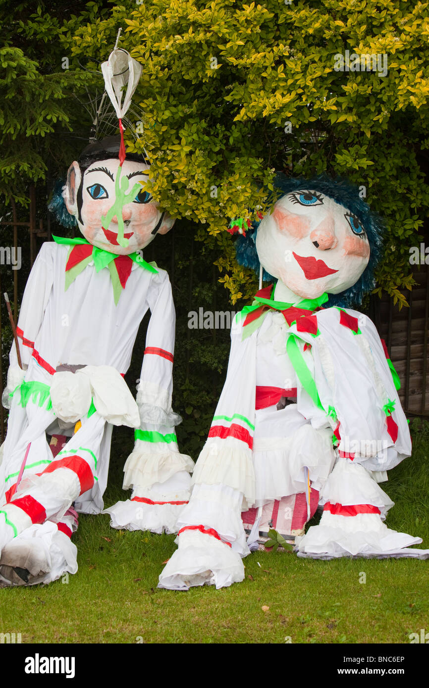 Papier mache jefes y disfraces en el carnaval de Staveley, Lake District, en el Reino Unido. Foto de stock