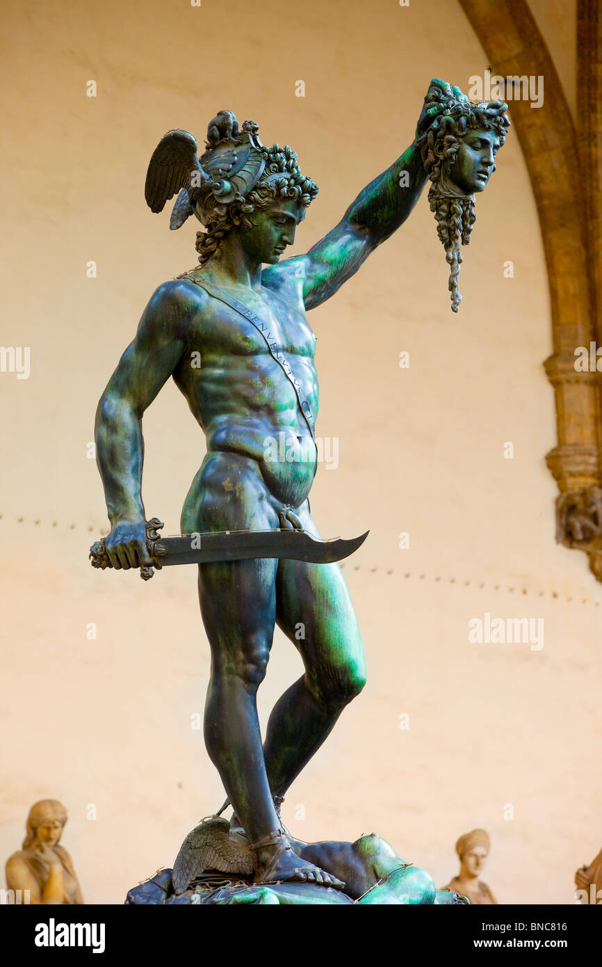 La Escultura De Cellini De Perseo Con La Cabeza De Medusa En Florencia