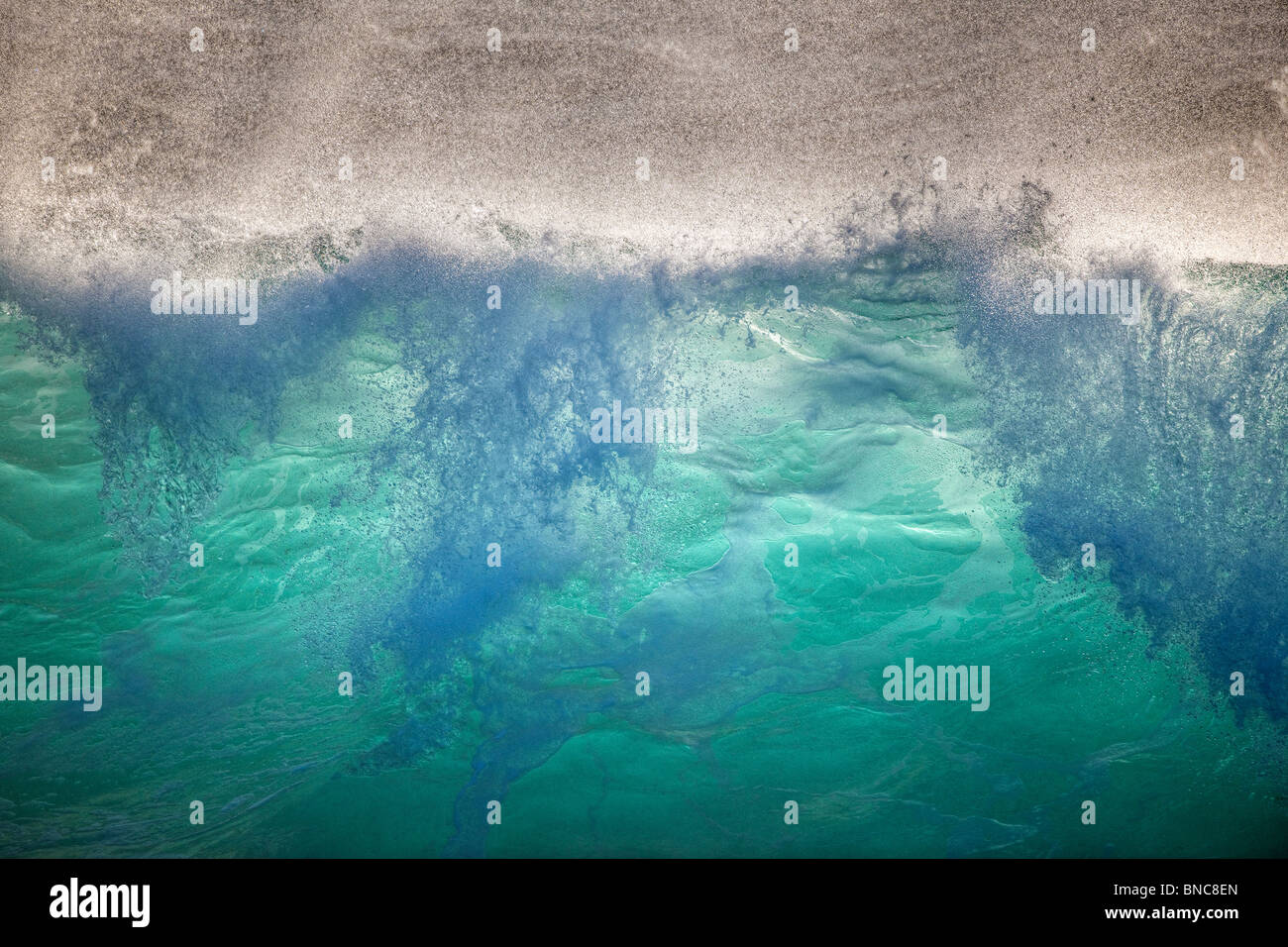 Las olas en el Océano Atlántico Norte en Islandia Foto de stock