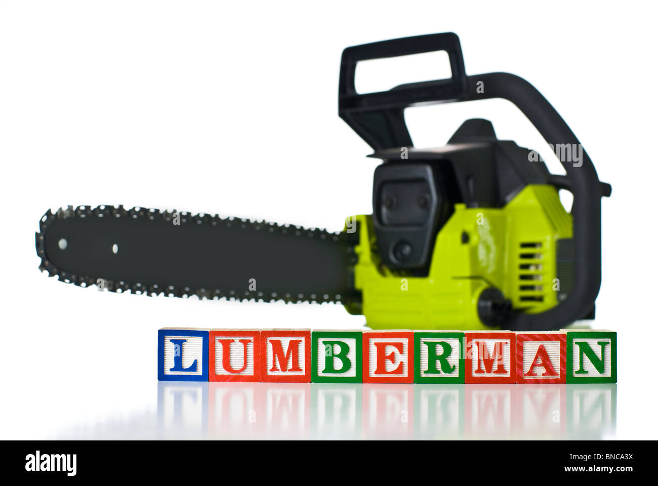 Coloridos bloques infantiles ortografía maderero con motosierra Fotografía  de stock - Alamy