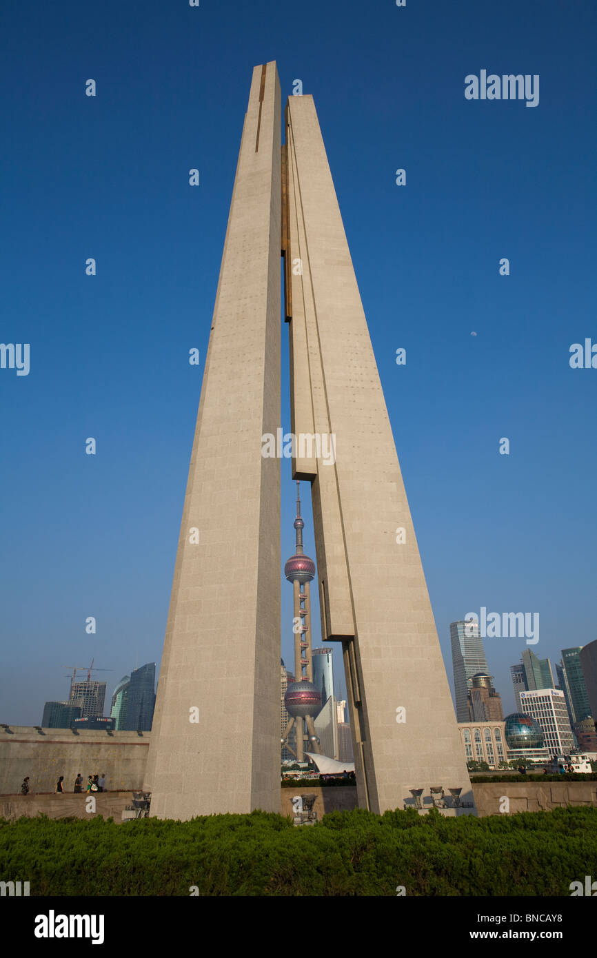 Punta norte del Bund en Shanghai, Monumento a los héroes del pueblo y Pearl Tower Pudong Foto de stock