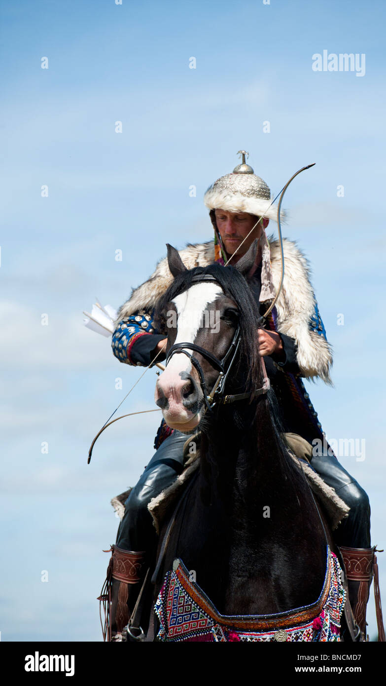 Archer caballos mongoles re-promulgación en el festival medieval de Tewkesbury 2010. Tewkesbury, Gloucestershire, Inglaterra Foto de stock