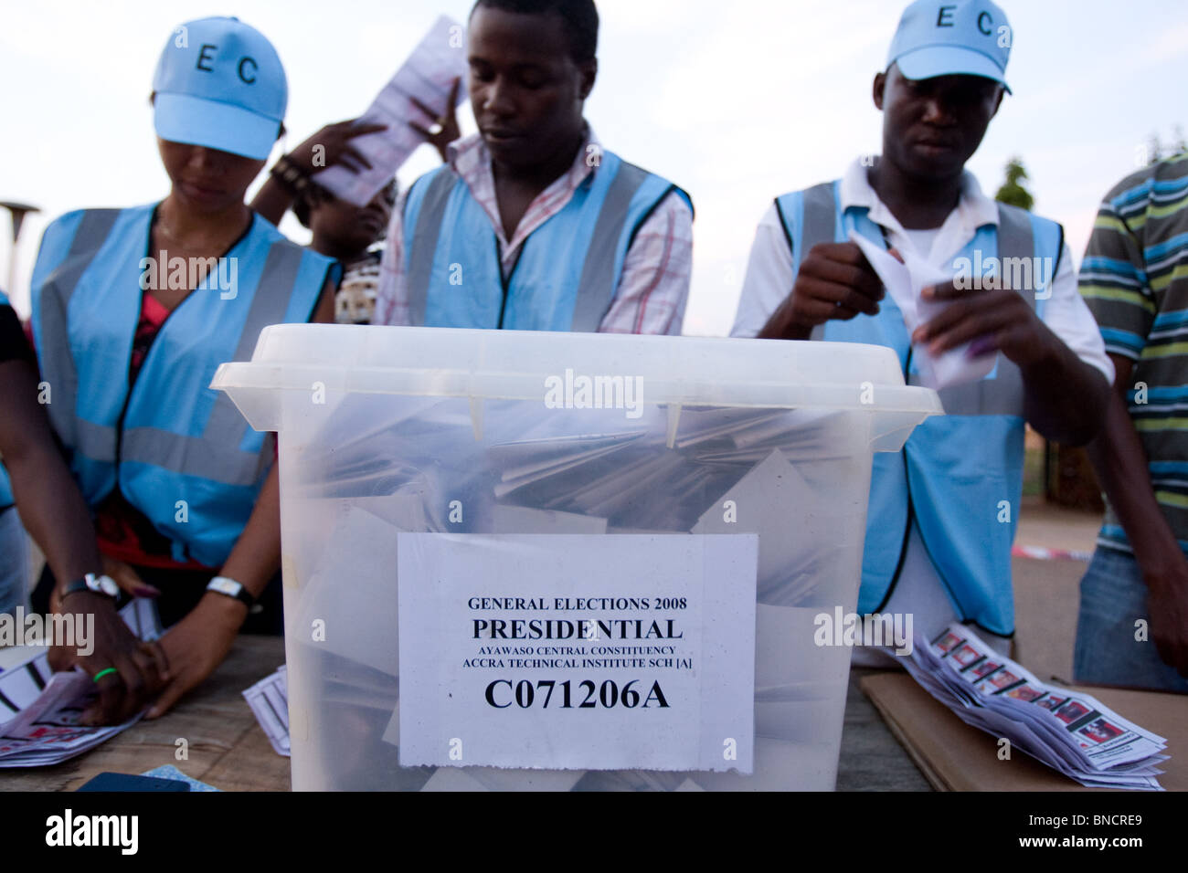 Los trabajadores de la Comisión Electoral el conteo de las papeletas después de la primera ronda de las elecciones presidenciales en Accra, Ghana Foto de stock