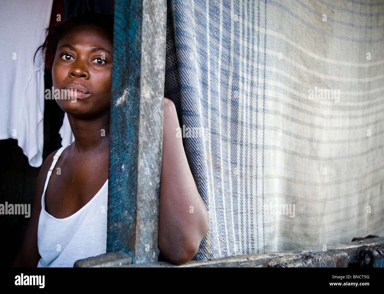 Una mujer permanece en la puerta de su casa en Accra, Ghana Foto de stock
