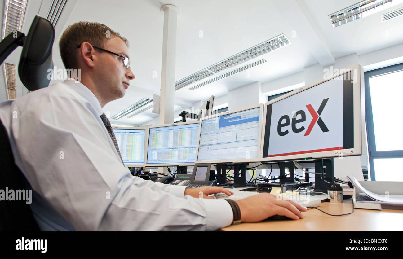 Intercambio energético europeo, EEX, intermediarios en el comercio habitación en computadoras, Leipzig, Alemania Foto de stock