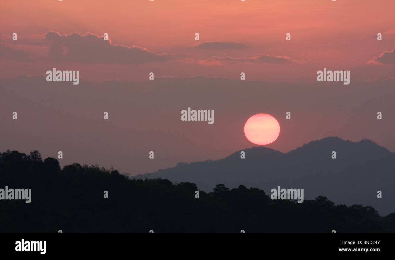 Puesta de sol sobre las colinas boscosas del Parque Nacional Nam Nao, Tailandia Foto de stock