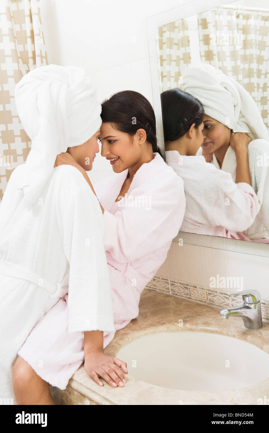 Pareja de lesbianas romancing en el baño Fotografía de stock - Alamy