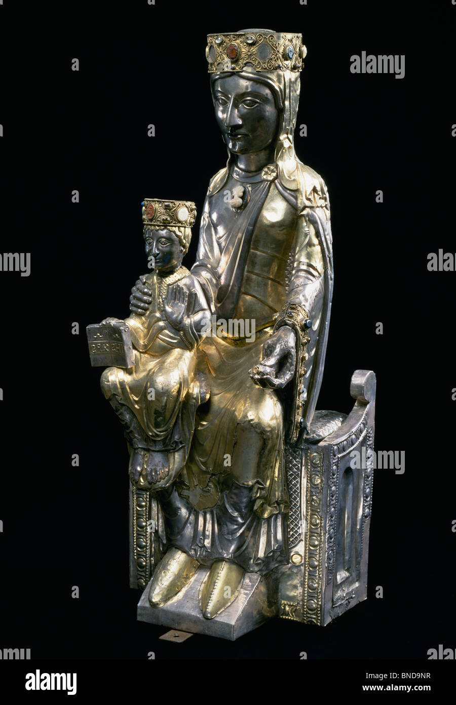 La Virgen y el niño en el trono, escultura Foto de stock
