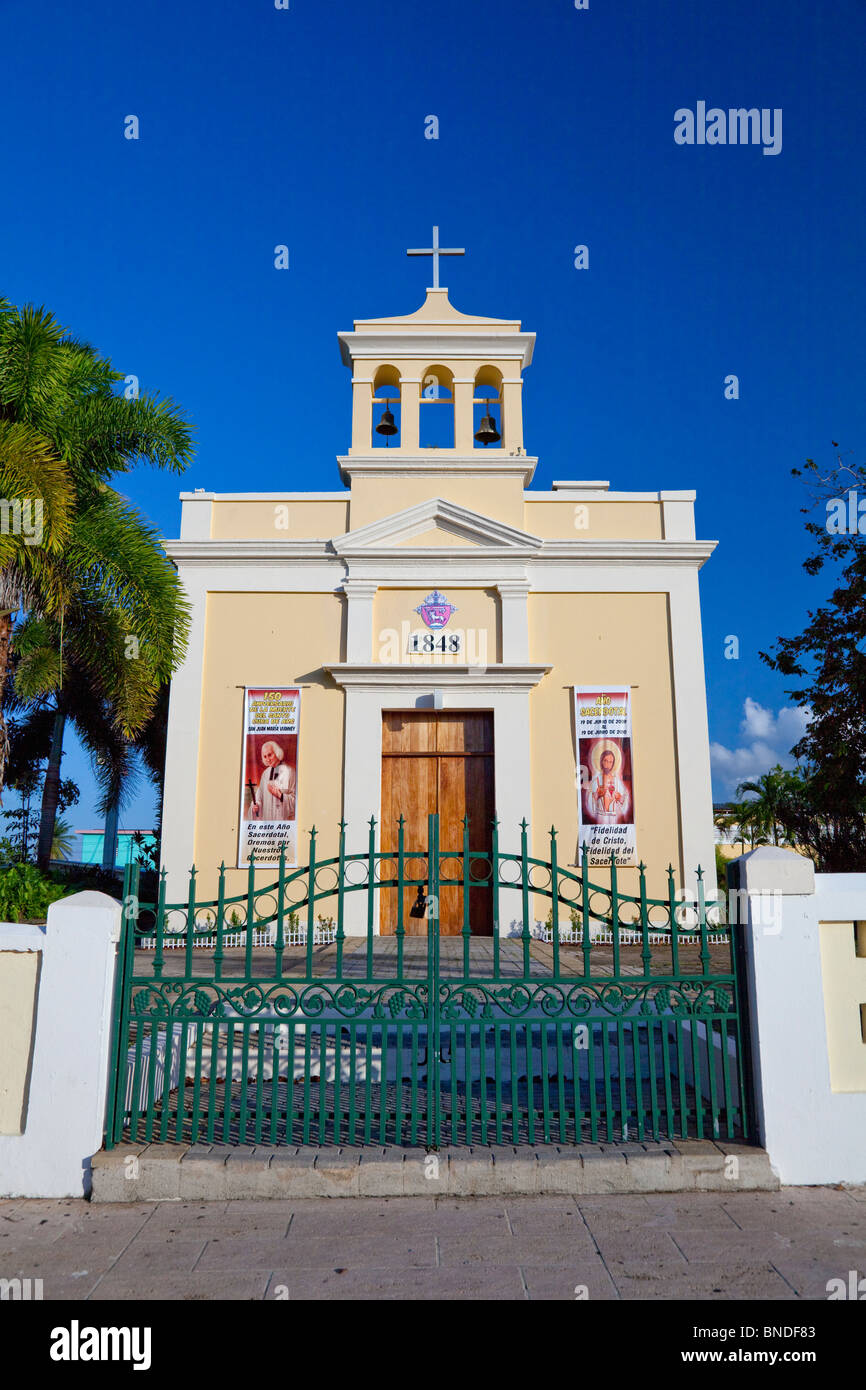Una pequeña iglesia católica en la plaza del pueblo de Dorado, Puerto Rico,  el Caribe, West Indies Fotografía de stock - Alamy