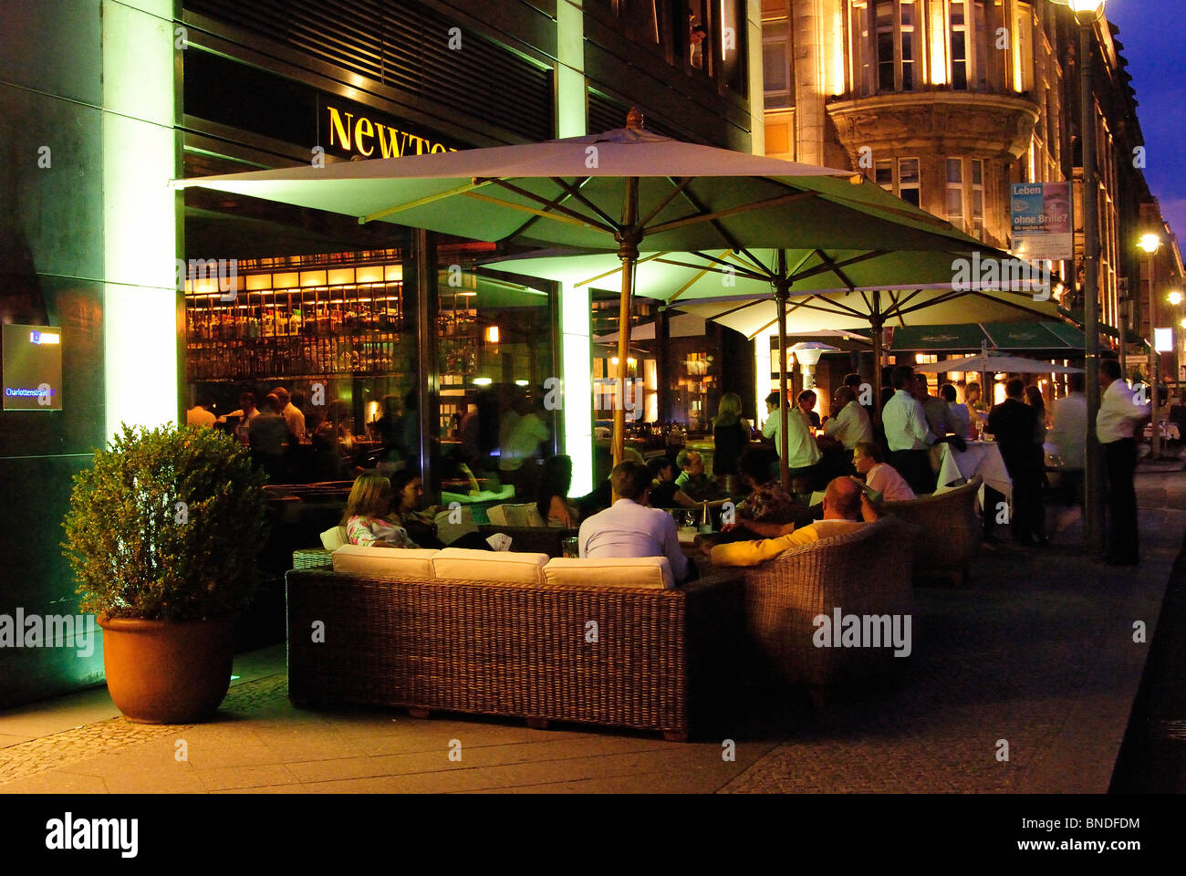 Newton Bar, nombrado después de Helmut Newton, la plaza Gendarmenmarkt, Charlottenstrasse 57, Mitte, Berlin, Alemania, en Europa. Foto de stock