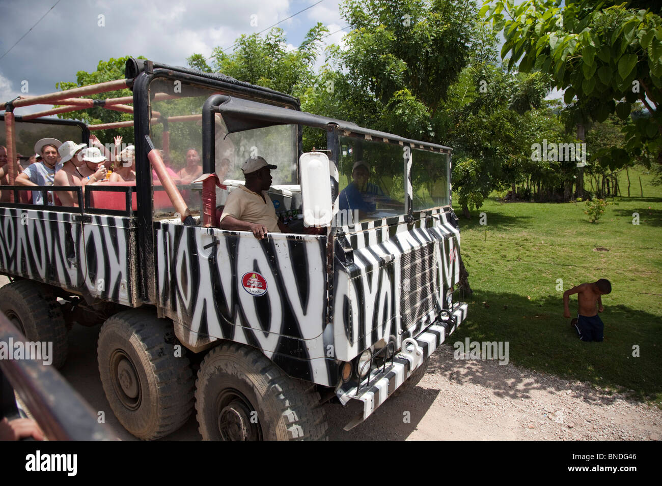 Monster Truck utilizado para realizar turismo doninican en safari en la República. Foto de stock