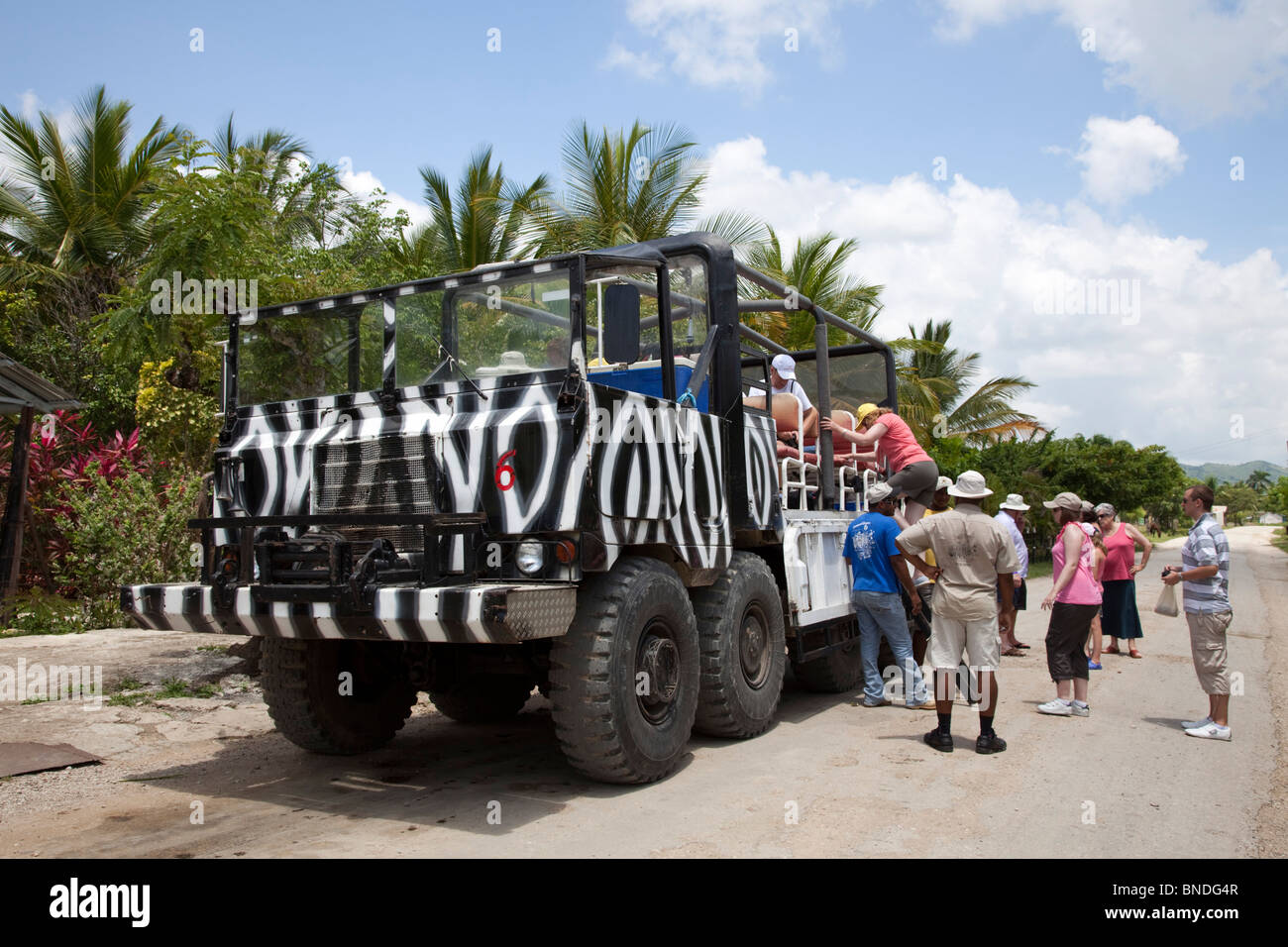 Subir a un turista monster truck safari. Foto de stock
