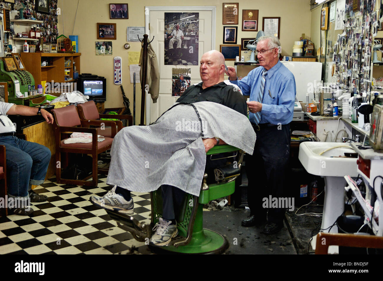 Russell Hiatt cortando el pelo en la ciudad de Floyd Barber Shop en Mount Airy, Carolina del Norte Foto de stock