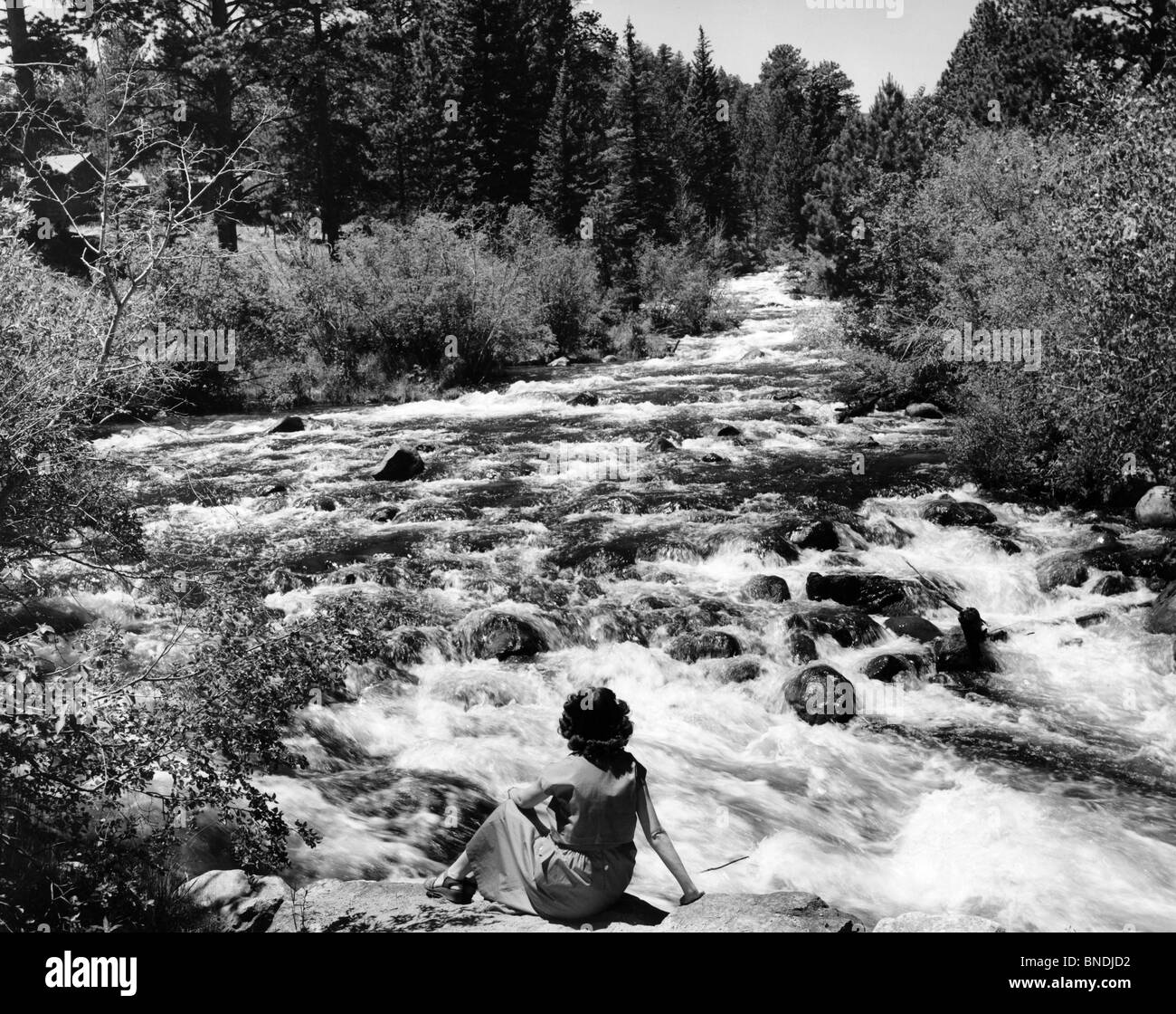 Ee.Uu., una imagen en color, Imagen en color, Photographyado, mujer sentada por Big Thompson River Foto de stock