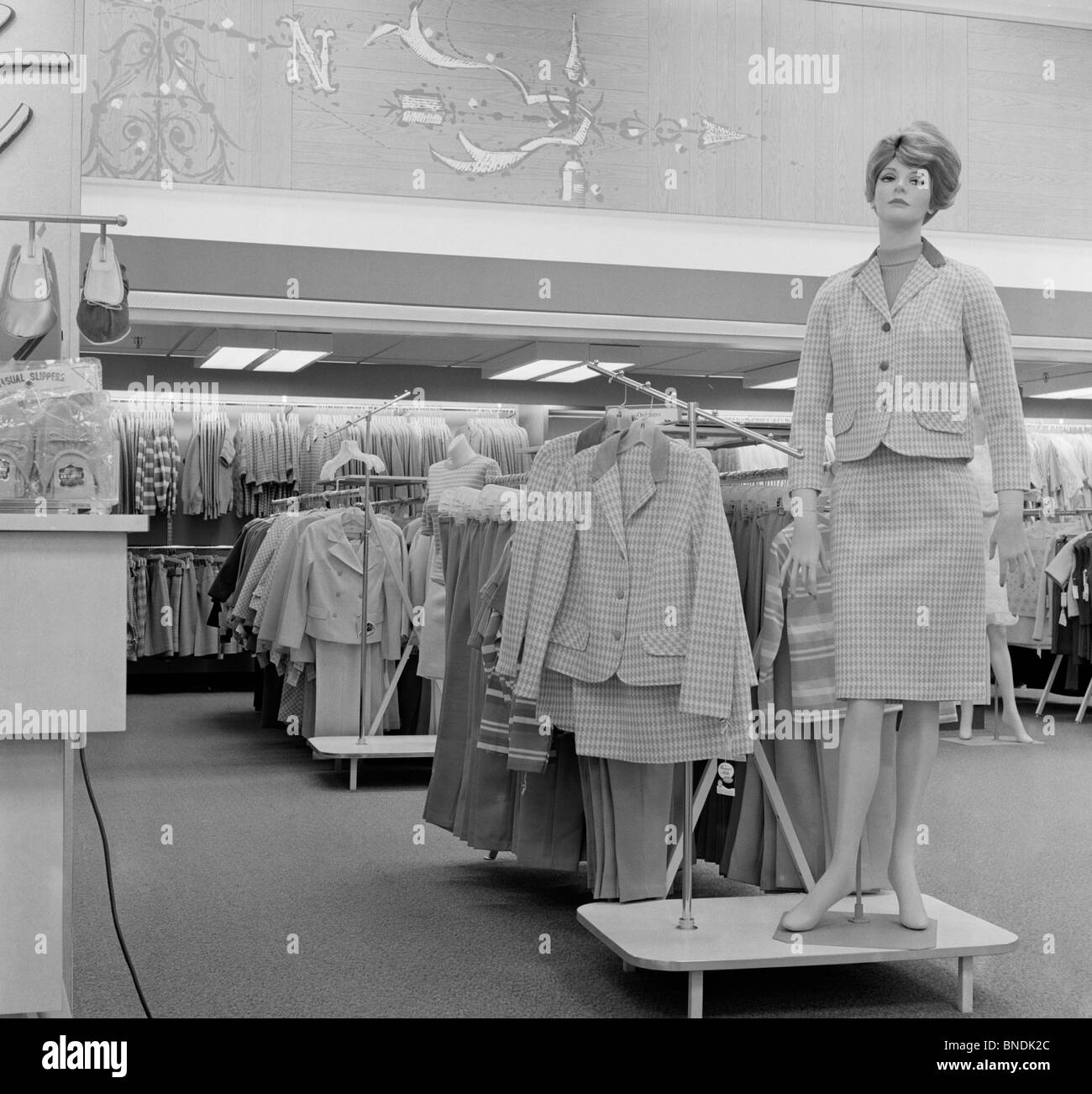 Tienda de ropa vintage Imágenes de stock en blanco y negro - Alamy