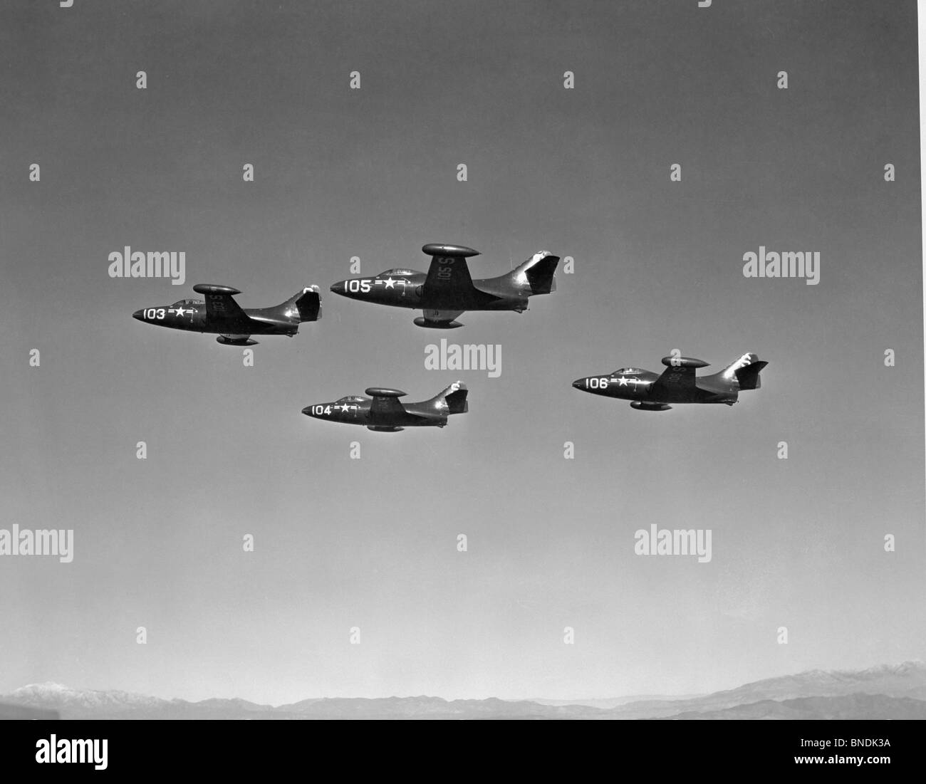 Ángulo de visión baja de cuatro aviones volando en formación, F9F Panther Foto de stock