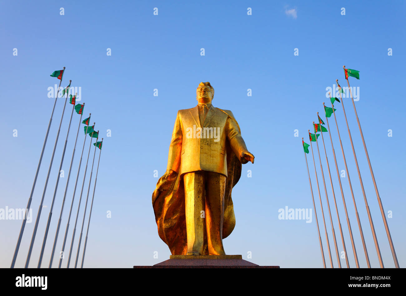 Estatua dorada de Niyazov en el Parque de la independencia, Berzengi, Ashgabat, Turkmenistán Foto de stock