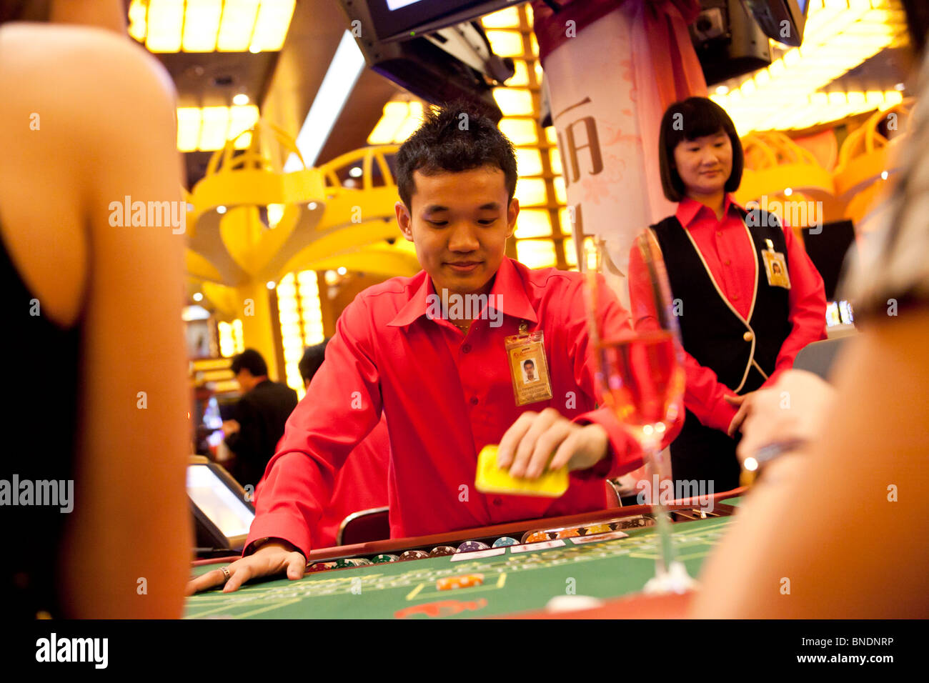 Un Crupier Ofertas Como Modelos Jugar Tres Imagenes En Una Tabla En El Ladies Club En El Casino De Resorts World Sentosa En Singapur Un Crupier Ofertas Como Modelos Jugar Tres Imagenes En Una Tabla En El Ladies Club En El Casino De Resorts World Sentosa En Singapur