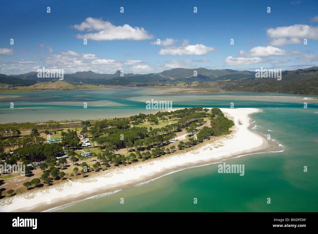 El Dunes Golf Resort, Matarangi, península Coromandel, Isla del Norte, Nueva Zelanda - antena Foto de stock