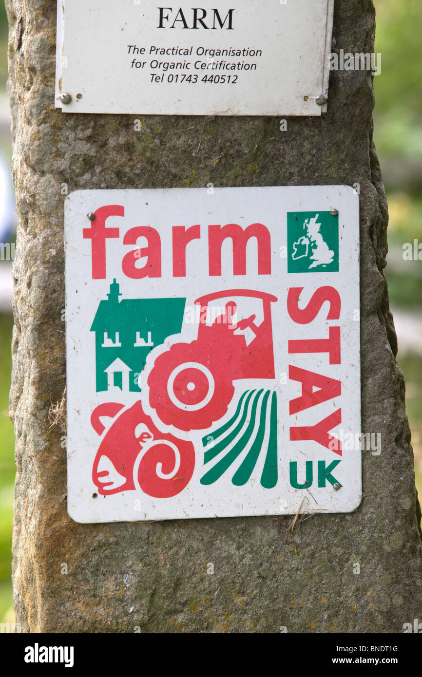 Un Farm Stay Sign Foto de stock