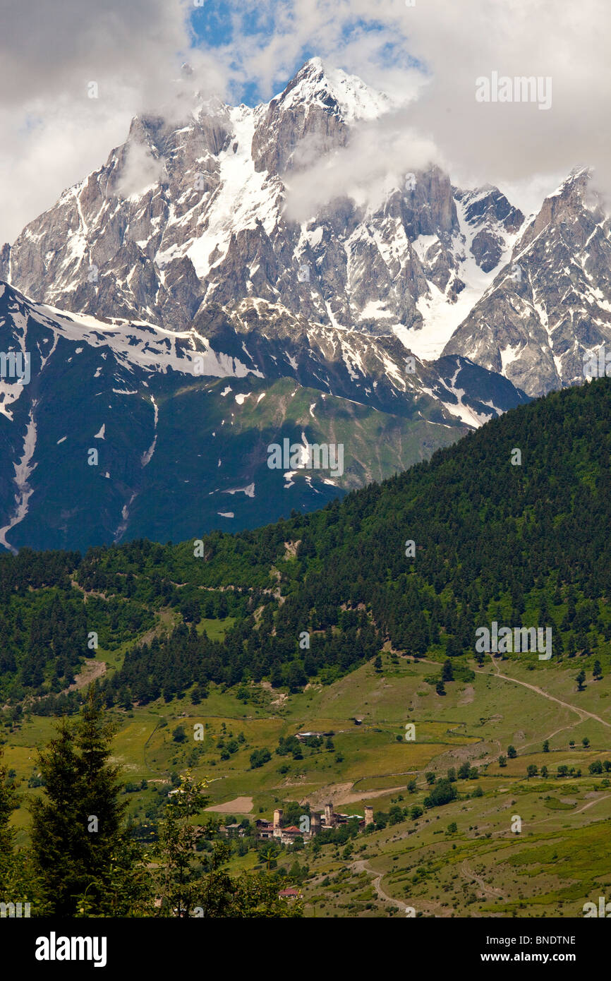 Monte Uzhba en Svaneti, Georgia Foto de stock