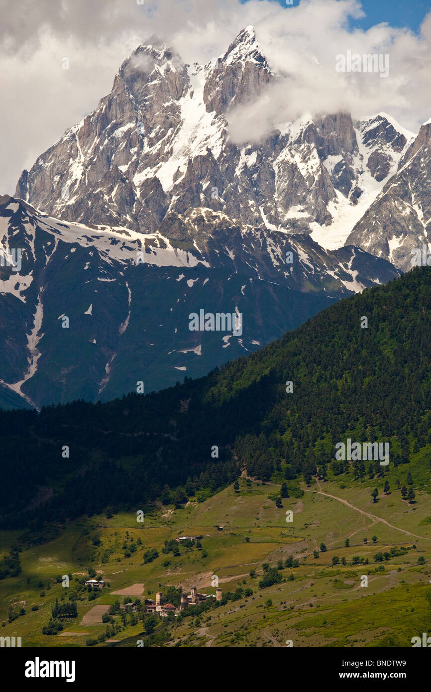 Monte Uzhba en Svaneti, Georgia Foto de stock