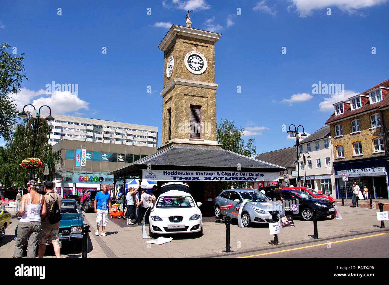 Rally de autos clásicos en el centro de la ciudad, Hoddesdon, Hertfordshire, Inglaterra, Reino Unido Foto de stock