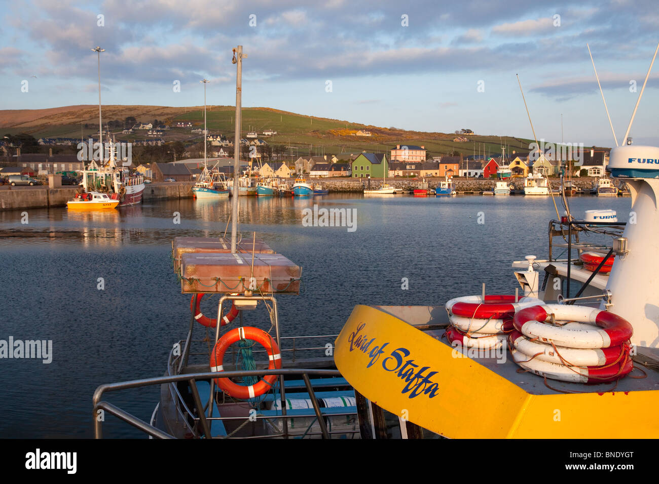 Luz del atardecer en barcos pesqueros en los puertos de la península Dingle Co. del Condado de Kerry en el sol de primavera República de Irlanda Eire Europa Foto de stock