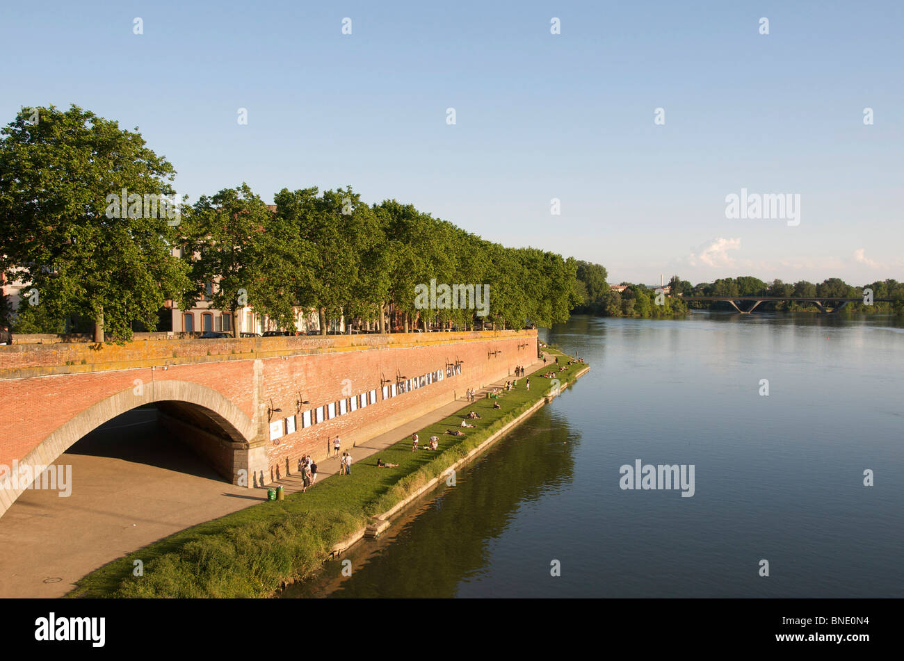 Garonne riverbank at Toulouse, Haute-Garonne, Occitanie, Francia Foto de stock
