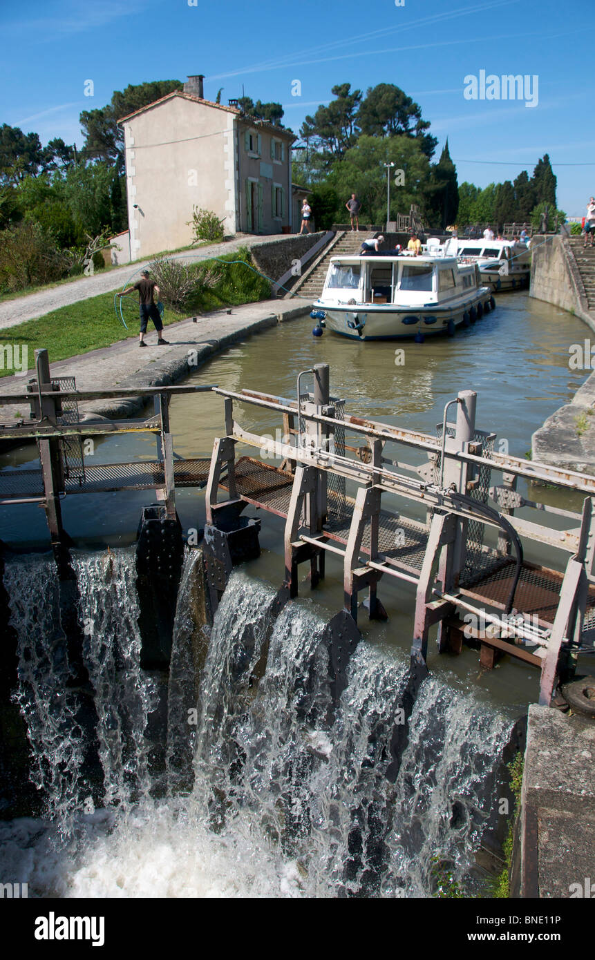 Bloqueo en el Canal du Midi, cerca de Carcassonne, Languedoc, Francia Foto de stock