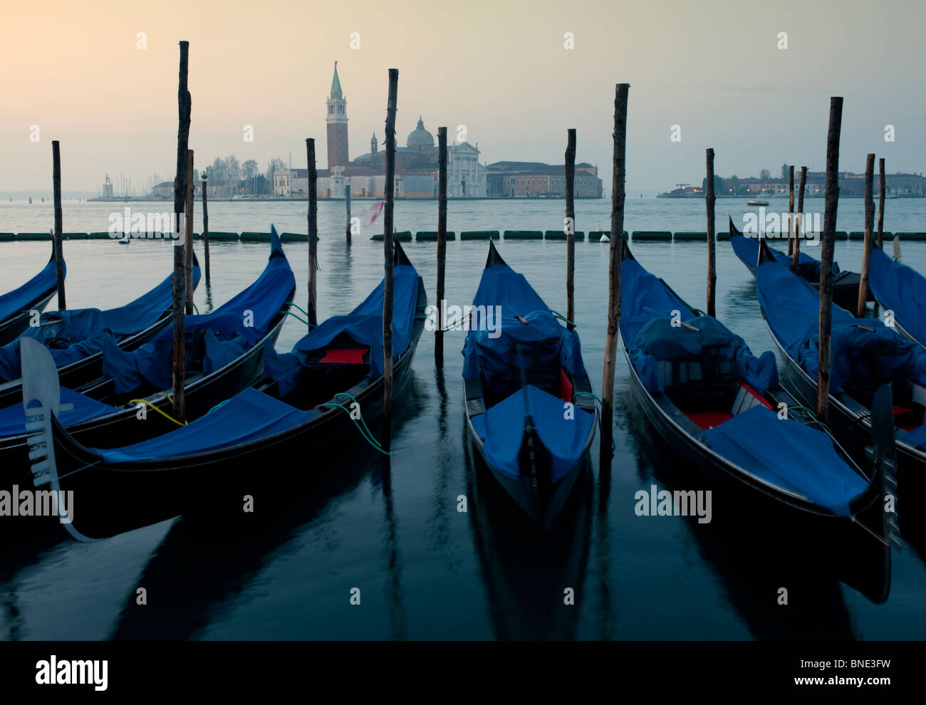 Góndolas amarradas al amanecer sobre el gran canal de Venecia Italia Foto de stock