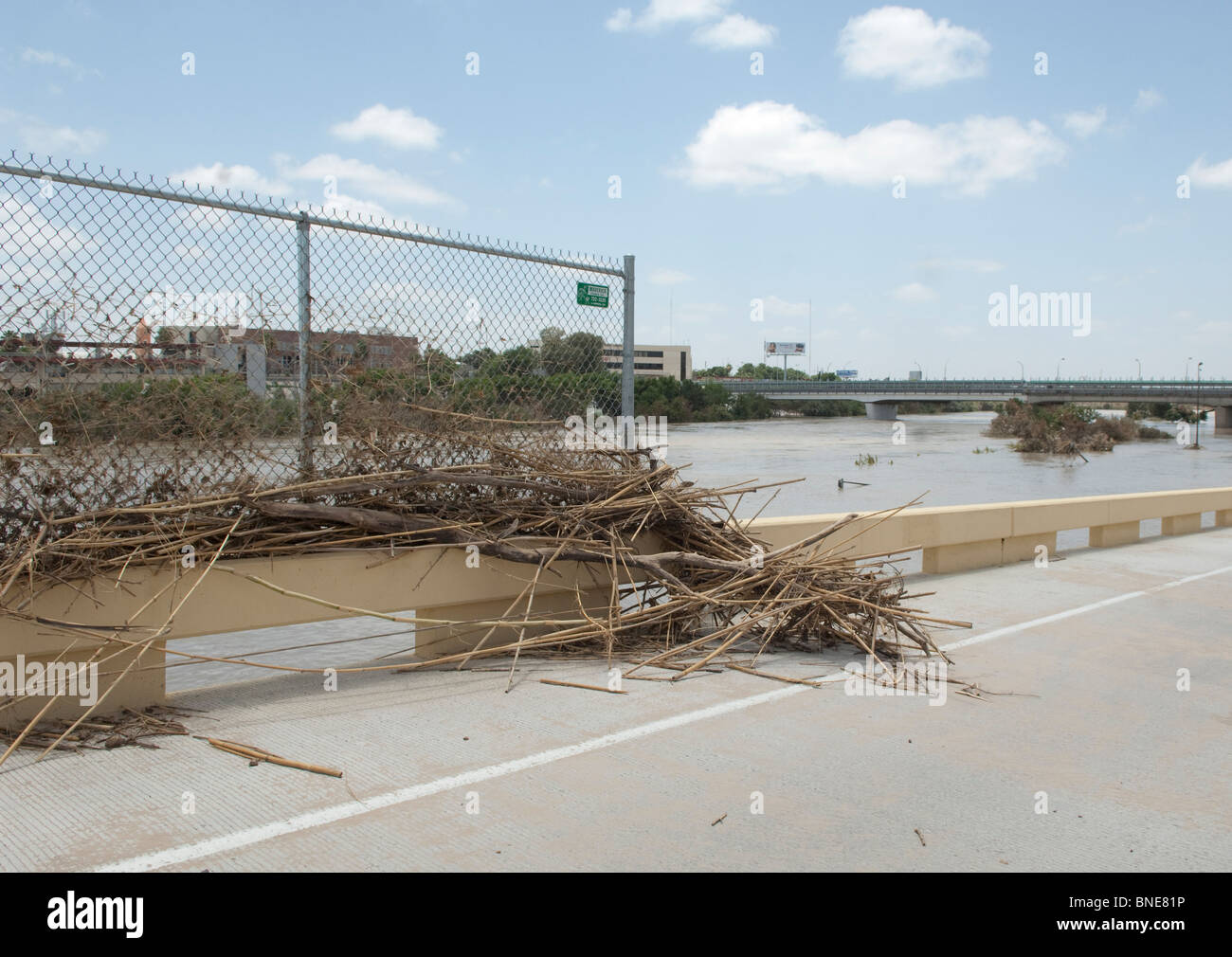 Las inundaciones provocadas por el Río Grande entre Laredo, Texas, Estados Unidos, y Nuevo Laredo, México, cubre una rampa en la carretera del lado de Estados Unidos. Foto de stock